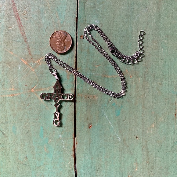 ✝️✝️ AMAZING GRACE Silver Tone Cross Necklace - NWOT ✝️✝️ - Picture 3 of 4